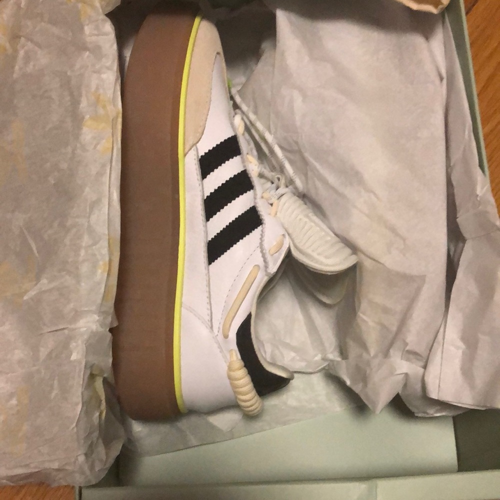 Adidas
Supersleek 72 WMNS 
White/Black